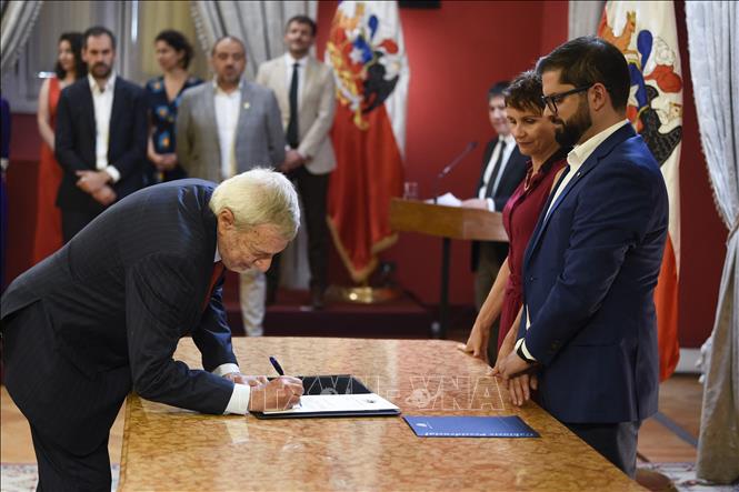 Tân Ngoại trưởng Chile Alberto van Klaveren (trái) tuyên thệ nhậm chức trước Tổng thống Gabriel Boric ở Santiago ngày 10/3/2023. Ảnh: AFP/ TTXVN