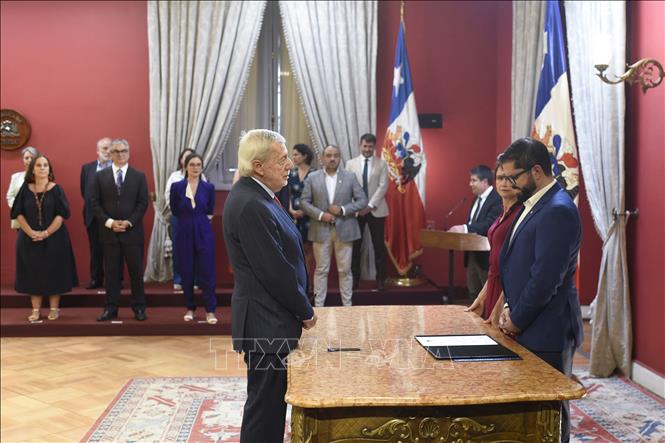 Tân Ngoại trưởng Chile Alberto van Klaveren (trái) tuyên thệ nhậm chức trước Tổng thống Gabriel Boric ở Santiago ngày 10/3/2023. Ảnh: AFP/ TTXVN