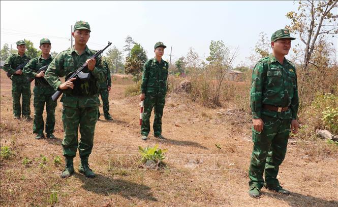 Trong ảnh: Các chiến sĩ biên phòng tuần tra tại khu vực biên giới do Đồn biên phòng cửa khẩu quốc tế Hoa Lư quản lý. Ảnh: Sỹ Tuyên - TTXVN