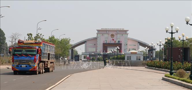 Trong ảnh: Cửa khẩu quốc tế Hoa Lư (Bình Phước) hàng ngày đón nhiều phương tiện, hàng hóa giao thương giữa hai nước Việt Nam - Campuchia. Ảnh: Sỹ Tuyên - TTXVN