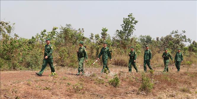 Trong ảnh: Các chiến sĩ biên phòng tuần tra tại khu vực biên giới do Đồn biên phòng cửa khẩu quốc tế Hoa Lư quản lý. Ảnh: Sỹ Tuyên - TTXVN