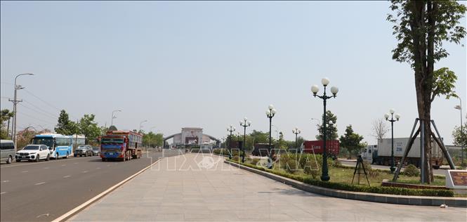 Trong ảnh: Cửa khẩu quốc tế Hoa Lư (Bình Phước) hàng ngày đón nhiều phương tiện, hàng hóa giao thương giữa hai nước Việt Nam - Campuchia. Ảnh: Sỹ Tuyên - TTXVN