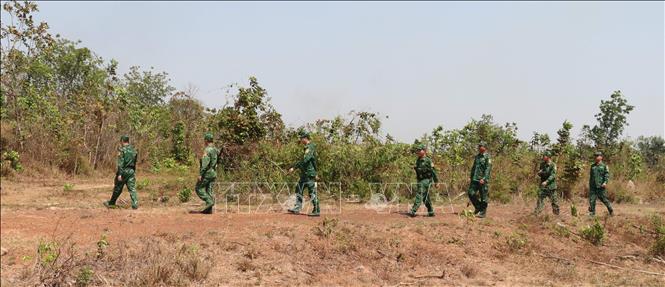 Trong ảnh: Các chiến sĩ biên phòng tuần tra tại khu vực biên giới do Đồn biên phòng cửa khẩu quốc tế Hoa Lư quản lý. Ảnh: Sỹ Tuyên - TTXVN