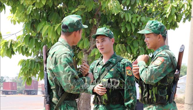 Trong ảnh: Các chiến sĩ Đồn biên phòng cửa khẩu quốc tế Hoa Lư trao đổi công việc trong giờ tuần tra tại khu vực quản lý thuộc biên giới Việt Nam - Campuchia. Ảnh: Sỹ Tuyên - TTXVN
