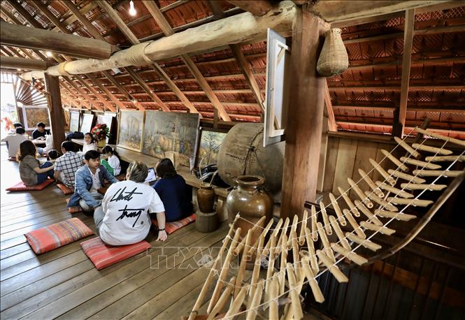 Small cafes with traditional space help visitors learn about the cultural identity of the E De people and have memorable experiences. VNA Photo: Nhật Anh 