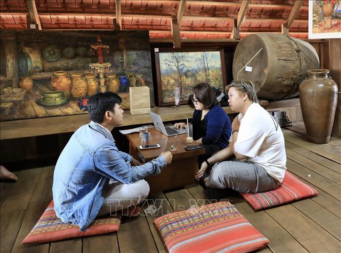 Small cafes with traditional space help visitors learn about the cultural identity of the E De people and have memorable experiences. VNA Photo: Nhật Anh
