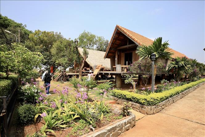 Tourists fall in love with the natural beauty of the village. VNA Photo: Nhật Anh
