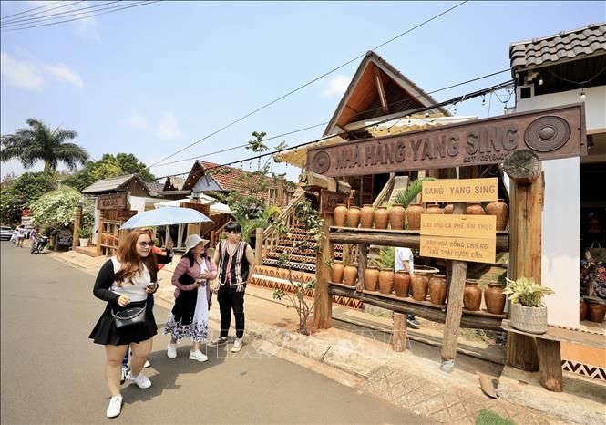 Tourists are able to explore unique cultural traditions of Ede ethnic group. VNA Photo: Nhật Anh 