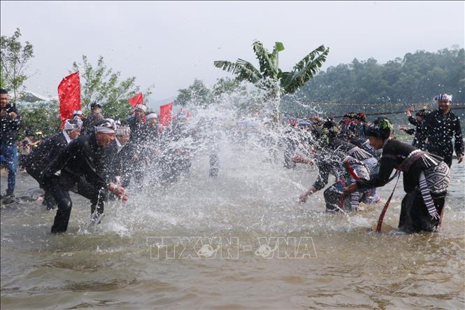 All join in the festival with hope that the wetter they are, the more good luck they receive. VNA Photo: Đinh Thùy