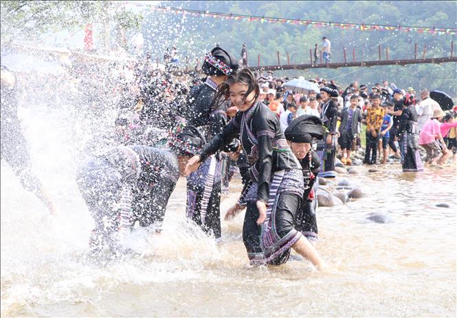 All join in the festival with hope that the wetter they are, the more good luck they receive. VNA Photo: Đinh Thùy