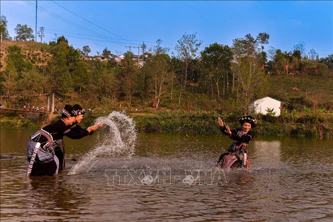 All join in the festival with hope that the wetter they are, the more good luck they receive. VNA Photo: Đinh Thùy