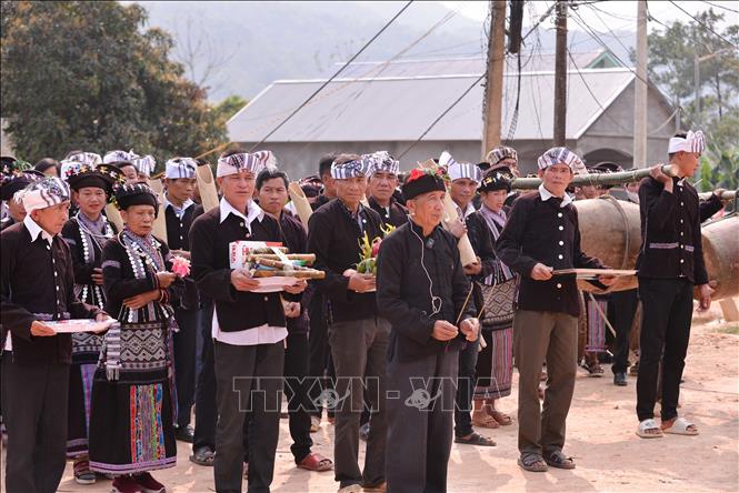 Worship rituals during the festival. VNA Photo: Đinh Thùy