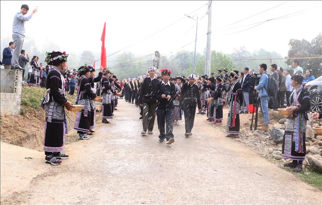 Worship rituals during the festival. VNA Photo: Đinh Thùy