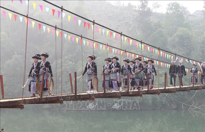 The water procession during the festival. VNA Photo: Đinh Thùy