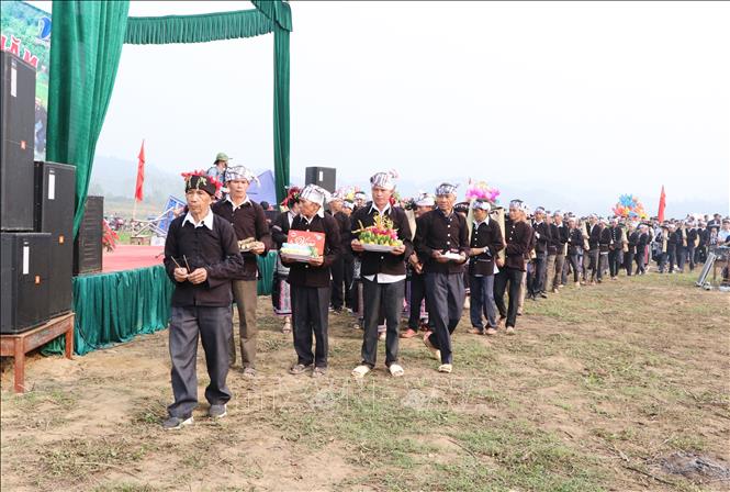 Worship rituals during the festival. VNA Photo: Đinh Thùy