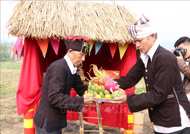 Worship rituals during the festival. VNA Photo: Đinh Thùy
