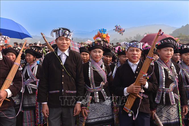 The festival offers a chance for family reunion. VNA Photo: Đinh Thùy