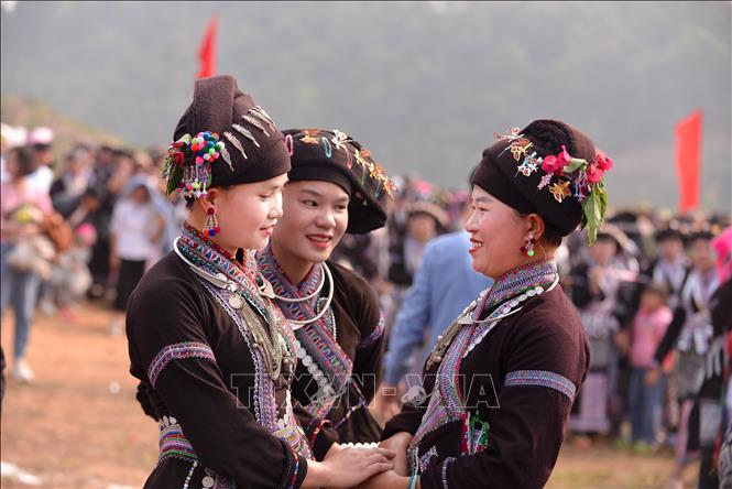 The festival offers a chance for family reunion. VNA Photo: Đinh Thùy