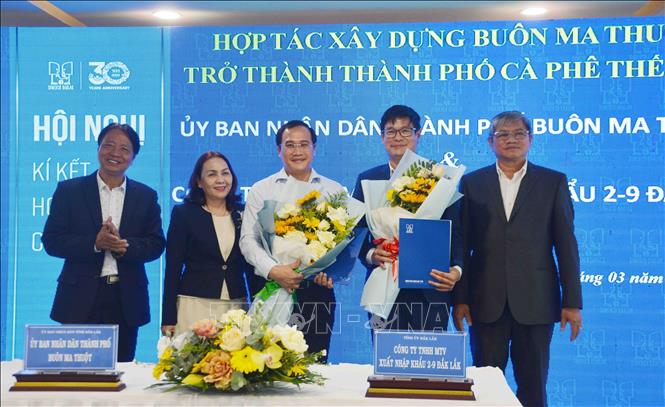 Các đại biểu tại Lễ ký kết hợp tác chiến lược giữa đại diện Công ty Simexco Đắk Lắk với UBND thành phố Buôn Ma Thuột. Ảnh: Hoài Thu – TTXVN