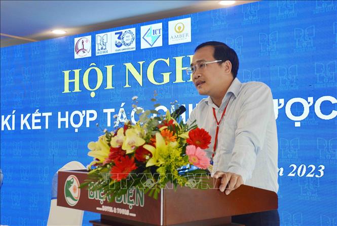 Phó Chủ tịch UBND thành phố Buôn Ma Thuột Trần Đức Nhật thông tin về vai trò của việc ký kết đối với lộ trình phát triển Buôn Ma Thuột thành thành phố Cà phê của thế giới. Ảnh: Hoài Thu – TTXVN