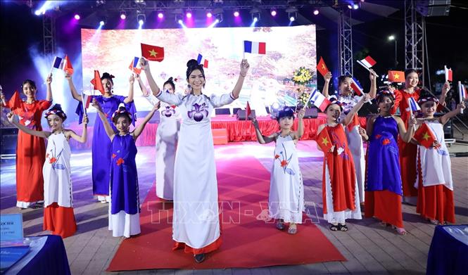 Các tiết mục văn nghệ chào mừng Ngày hội. Ảnh: Ánh Tuyết - TTXVN