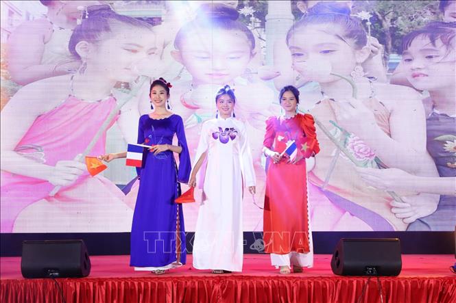 Các tiết mục văn nghệ chào mừng Ngày hội. Ảnh: Ánh Tuyết - TTXVN