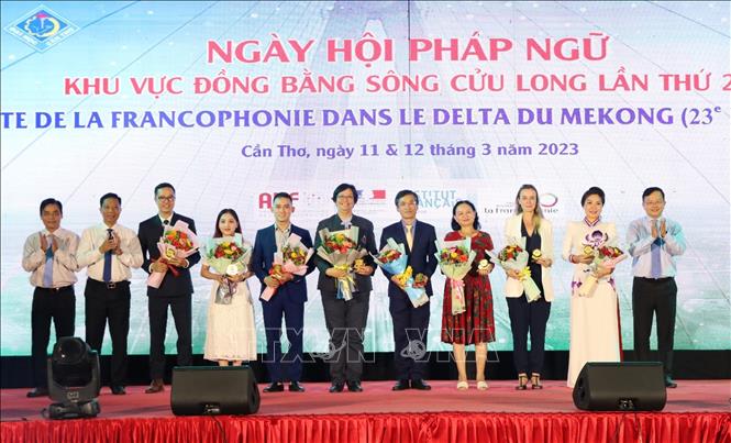Ban tổ chức tặng hoa cho đại diện cơ quan Pháp ngữ tại Việt Nam. Ảnh: Ánh Tuyết - TTXVN