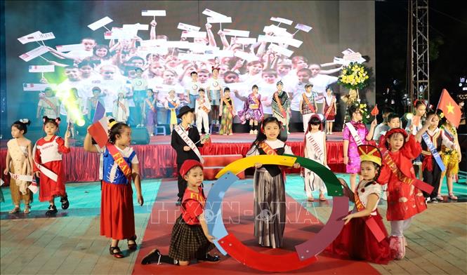 Các tiết mục văn nghệ chào mừng Ngày hội. Ảnh: Ánh Tuyết - TTXVN