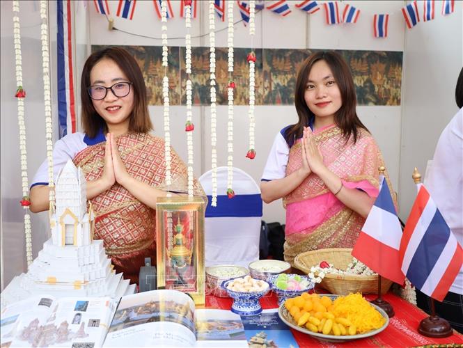 Các gian hàng quảng bá văn hóa các nước. Ảnh: Ánh Tuyết - TTXVN