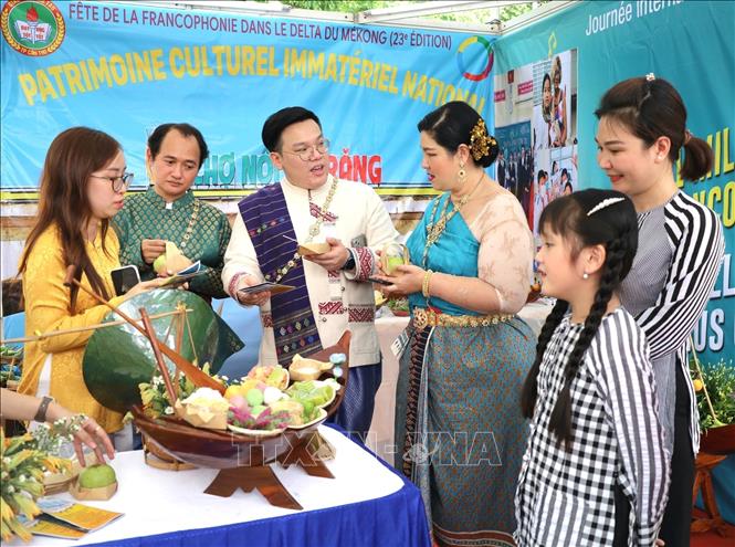 Các gian hàng quảng bá văn hóa các nước. Ảnh: Ánh Tuyết - TTXVN