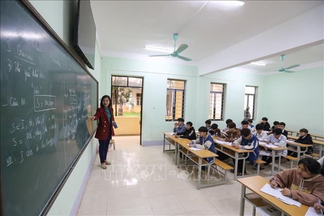 Cô giáo Hoàng Thị Chiên và học sinh lớp Công nghệ thông tin KVIII - 01 (Trường Trung cấp dân tộc nội trú - Giáo dục thường xuyên Bắc Quang) trong giờ học môn Tiếng Anh cơ sở. Ảnh: Hoàng Hiếu - TTXVN 