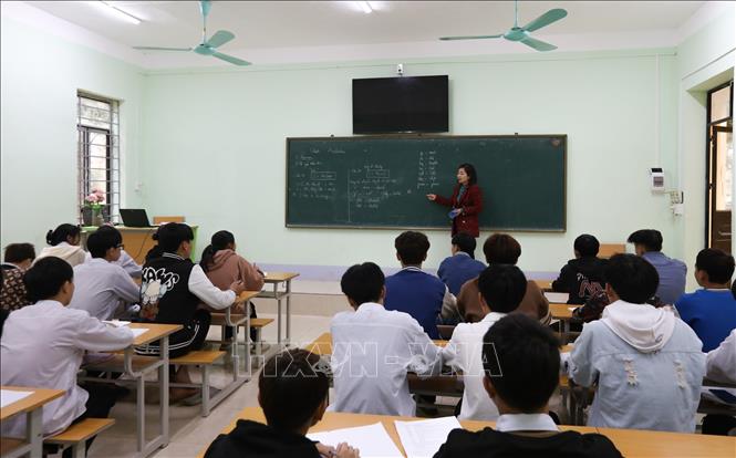 Cô giáo Hoàng Thị Chiên và học sinh lớp Công nghệ thông tin KVIII - 01 (Trường Trung cấp dân tộc nội trú - Giáo dục thường xuyên Bắc Quang) trong giờ học môn Tiếng Anh cơ sở. Ảnh: Hoàng Hiếu - TTXVN 