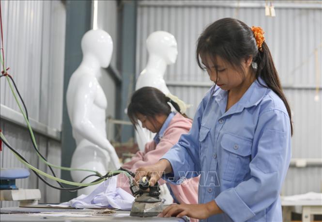 681 học sinh (trong đó 672 em thuộc dân tộc thiểu số, ít người) trường Trung cấp dân tộc nội trú - Giáo dục thường xuyên Bắc Quang) được thực hành liên tục giúp các em nâng cao  kỹ năng nghề, khi ra trường có nhiều cơ hội việc làm. Ảnh: Hoàng Hiếu - TTXVN