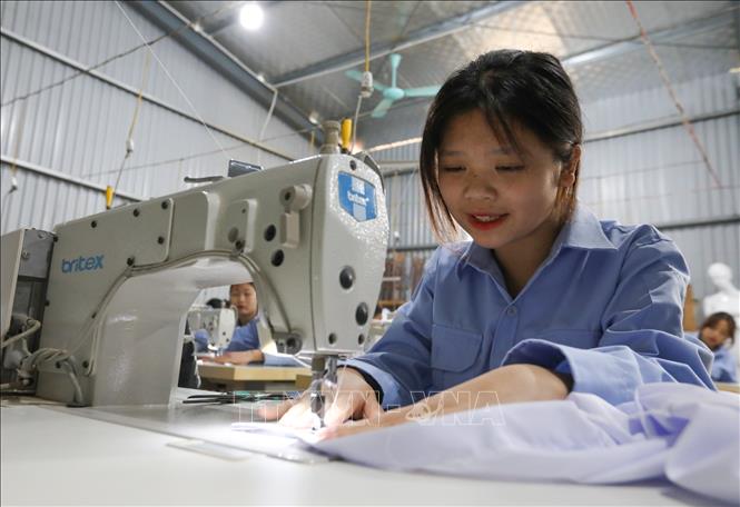 681 học sinh (trong đó 672 em thuộc dân tộc thiểu số, ít người) trường Trung cấp dân tộc nội trú - Giáo dục thường xuyên Bắc Quang) được thực hành liên tục giúp các em nâng cao  kỹ năng nghề, khi ra trường có nhiều cơ hội việc làm. Ảnh: Hoàng Hiếu - TTXVN