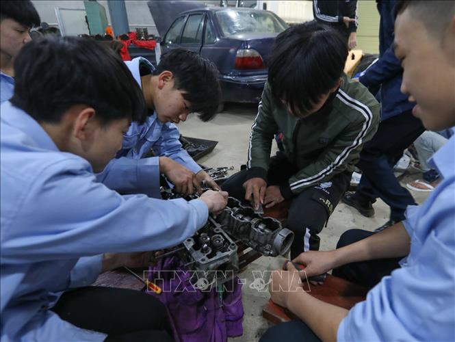 Ngoài học lý thuyết, 681 học sinh (trong đó 672 em thuộc dân tộc thiểu số, ít người) trường Trung cấp dân tộc nội trú - Giáo dục thường xuyên Bắc Quang) được thực hành liên tục giúp các em nâng cao kỹ năng nghề, khi ra trường có nhiều cơ hội việc làm. Ảnh: Hoàng Hiếu - TTXVN