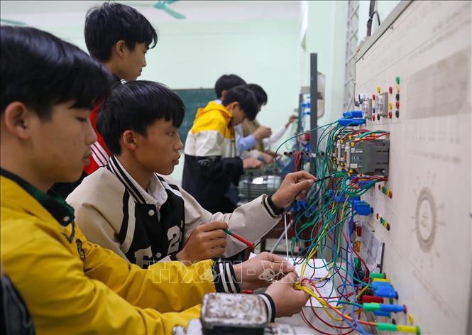 Học sinh lớp Điện công nghiệp KXI - 02 - Trường Trung cấp dân tộc nội trú - Giáo dục thường xuyên Bắc Quang thực hành môn Thực hành trang bị điện. Ảnh: Hoàng Hiếu - TTXVN