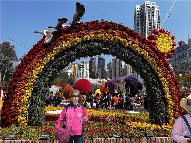Người dân Hong Kong chụp ảnh tại Công viên Victoria, Hong Kong (Trung Quốc). Ảnh: Mạc Luyện - TTXVN