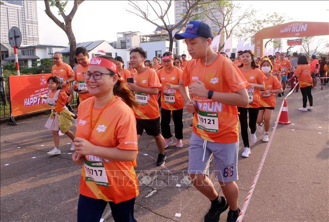 Các vận động viên tham gia giải chạy Happy Run. Ảnh: Trần Lê Lâm – TTXVN 