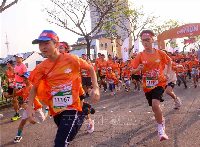 Các vận động viên xuất phát tham gia Giải chạy Happy Run. Ảnh: Trần Lê Lâm – TTXVN 