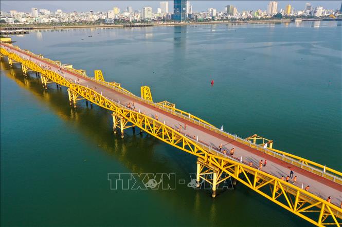Các vận động viên được chạy trên cầu đi bộ Nguyễn Văn Trỗi với những cung đường chạy đẹp và mang nhiều ý nghĩa lịch sử. Ảnh: Trần Lê Lâm – TTXVN 