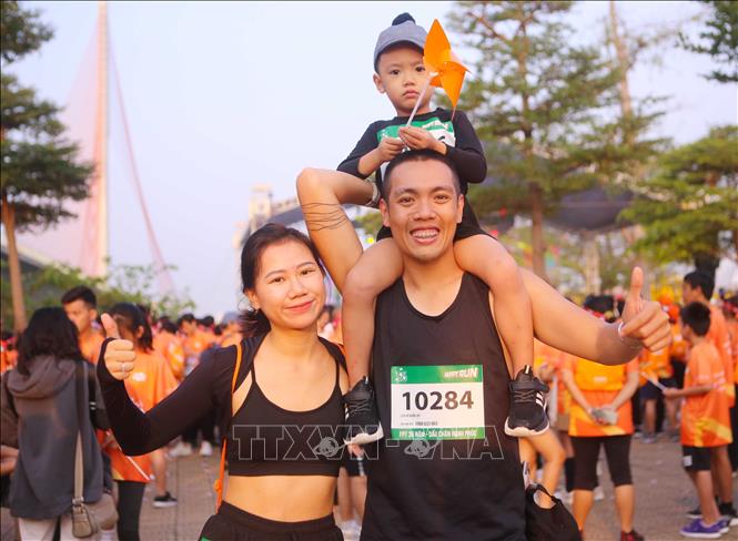 Các gia đình cho cả con nhỏ tham gia Giải chạy Happy Run vì cộng đồng. Ảnh: Trần Lê Lâm – TTXVN 