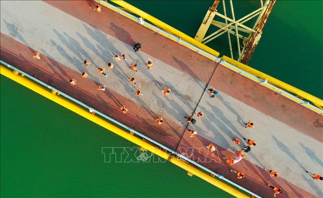 Các vận động viên được chạy trên cầu đi bộ Nguyễn Văn Trỗi với những cung đường chạy đẹp và mang nhiều ý nghĩa lịch sử. Ảnh: Trần Lê Lâm – TTXVN 