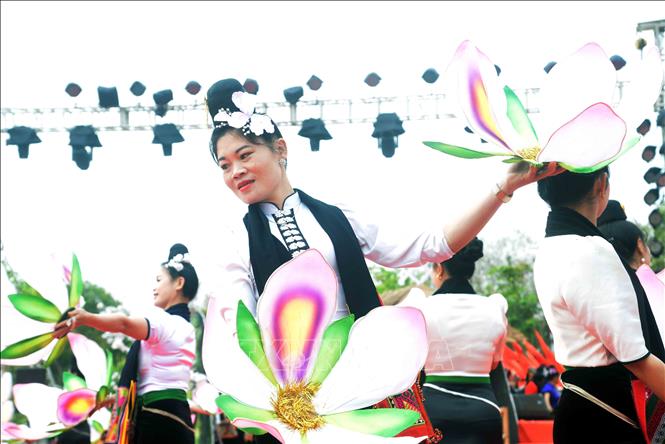 Trong ảnh: Phần thi vòng xòe sáng tạo tại Lễ hội “Mùa hoa Ban” thành phố Sơn La năm 2023. Ảnh: Quang Quyết-TTXVN