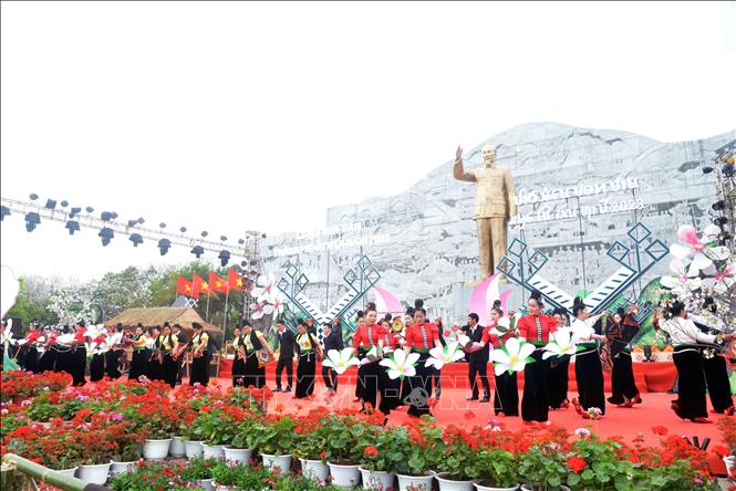 Trong ảnh: Phần thi vòng xòe sáng tạo tại Lễ hội “Mùa hoa Ban” thành phố Sơn La năm 2023. Ảnh: Quang Quyết-TTXVN