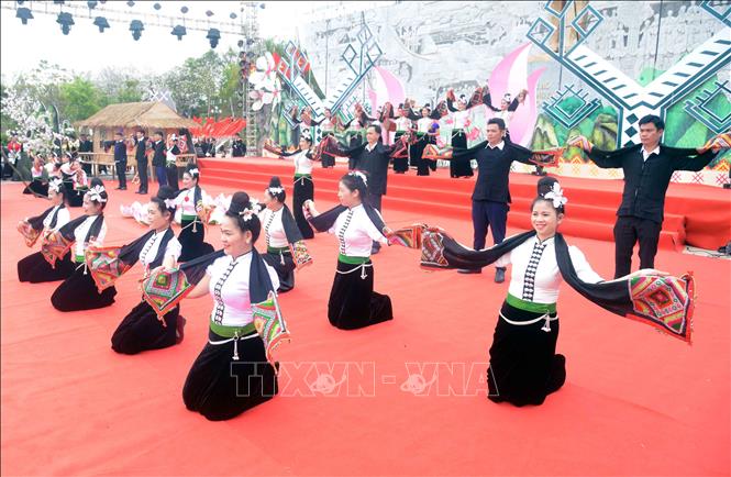 Trong ảnh: Phần thi vòng xòe sáng tạo tại Lễ hội “Mùa hoa Ban” thành phố Sơn La năm 2023. Ảnh: Quang Quyết-TTXVN