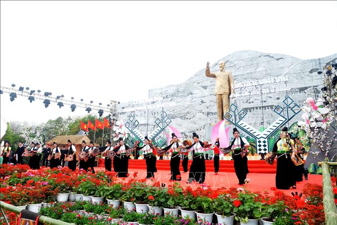 Trong ảnh: Phần thi vòng xòe sáng tạo tại Lễ hội “Mùa hoa Ban” thành phố Sơn La năm 2023. Ảnh: Quang Quyết-TTXVN