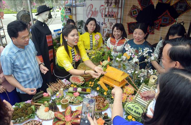 Trong ảnh: Phường Tô Hiệu trong phần thi ẩm thực tại tại Lễ hội “Mùa hoa Ban” thành phố Sơn La năm 2023. Ảnh: Quang Quyết-TTXVN