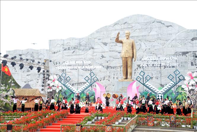 Trong ảnh: Phần thi vòng xòe sáng tạo tại Lễ hội “Mùa hoa Ban” thành phố Sơn La năm 2023. Ảnh: Quang Quyết-TTXVN