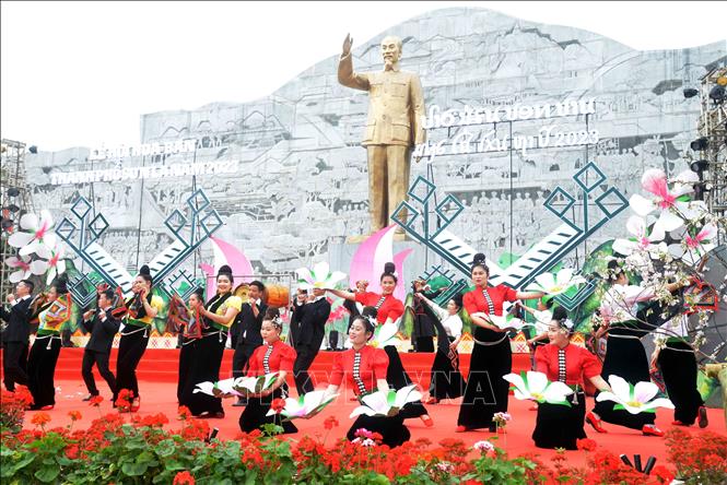 Trong ảnh: Phần thi vòng xòe sáng tạo tại Lễ hội “Mùa hoa Ban” thành phố Sơn La năm 2023. Ảnh: Quang Quyết-TTXVN