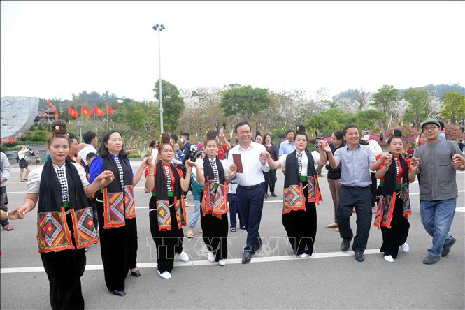 Trong ảnh: Các đại biểu tham gia múa xòe đoàn kết  cùng với các Đội thi tại tại Lễ hội “Mùa hoa Ban” thành phố Sơn La năm 2023. Ảnh: Quang Quyết-TTXVN